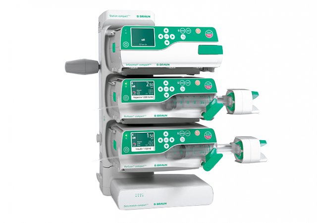 Dockingstation für 1-3 Infusionspumpen. Die Werkzeuglose Montage von bis zu 6 Stationen, in einer oder zwei Säulen, ermöglicht die einfache und schnelle Datenkommunikation mit maximal 18 Infusionspumpen.  